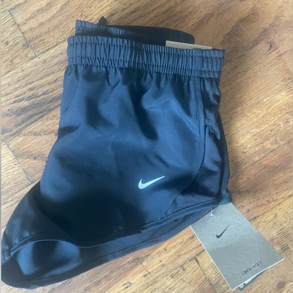 NWT Girls Black Nike Running Shorts Sz Small - Picture 2 of 4